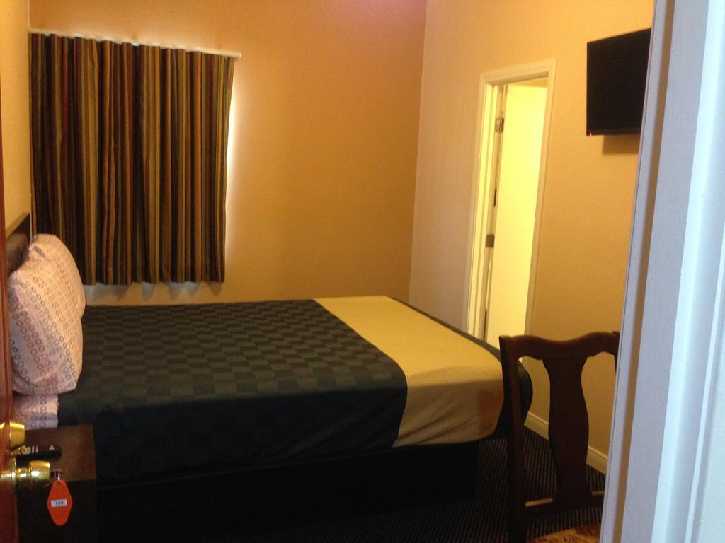 Tropicana Motel Комптън Стая снимка