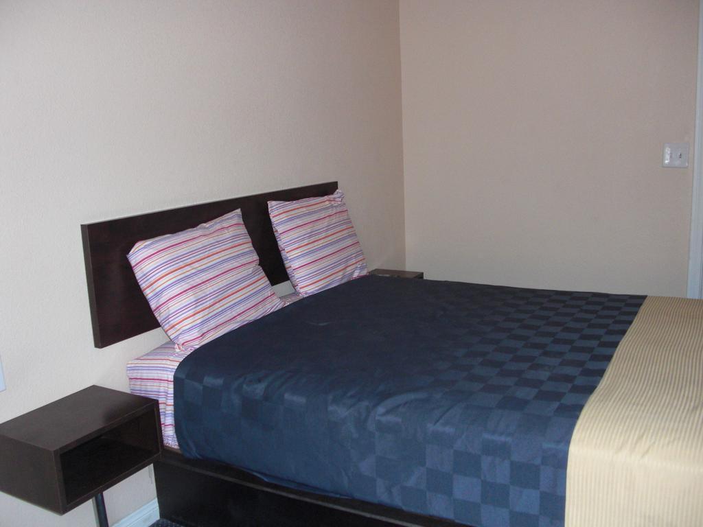 Tropicana Motel Комптън Стая снимка